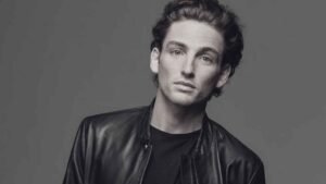 Laurie Davidson: Rising Star of Stage and Screen